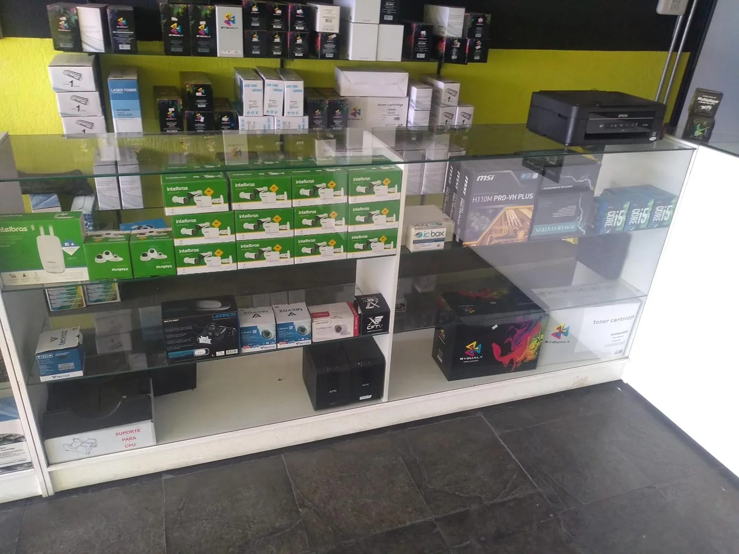 Vitrine com câmeras Intelbras, placas-mãe MSI e processadores Intel Core i5 à venda em Itaquaquecetuba