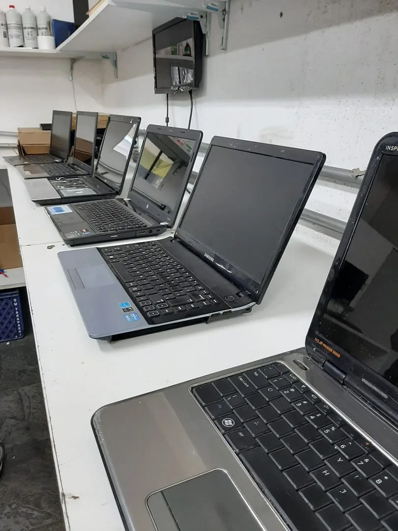 Bancada de reparo de notebooks Samsung, Dell e outros na Vista Informática em Itaquaquecetuba
