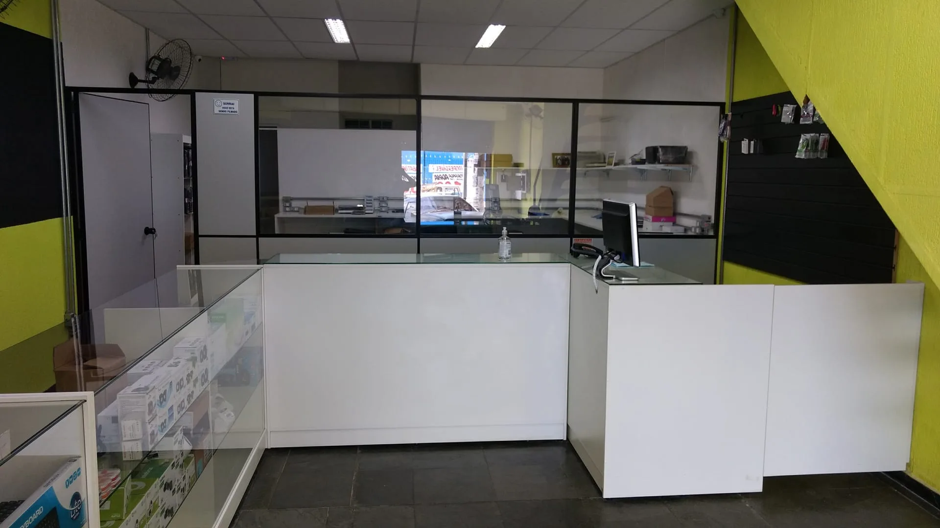 Balcão de atendimento e área técnica interna da Vista Informática em Itaquaquecetuba
