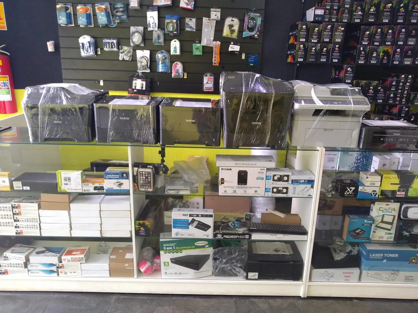 Vitrine com impressoras e periféricos de informática à venda na Vista Informática em Itaquaquecetuba