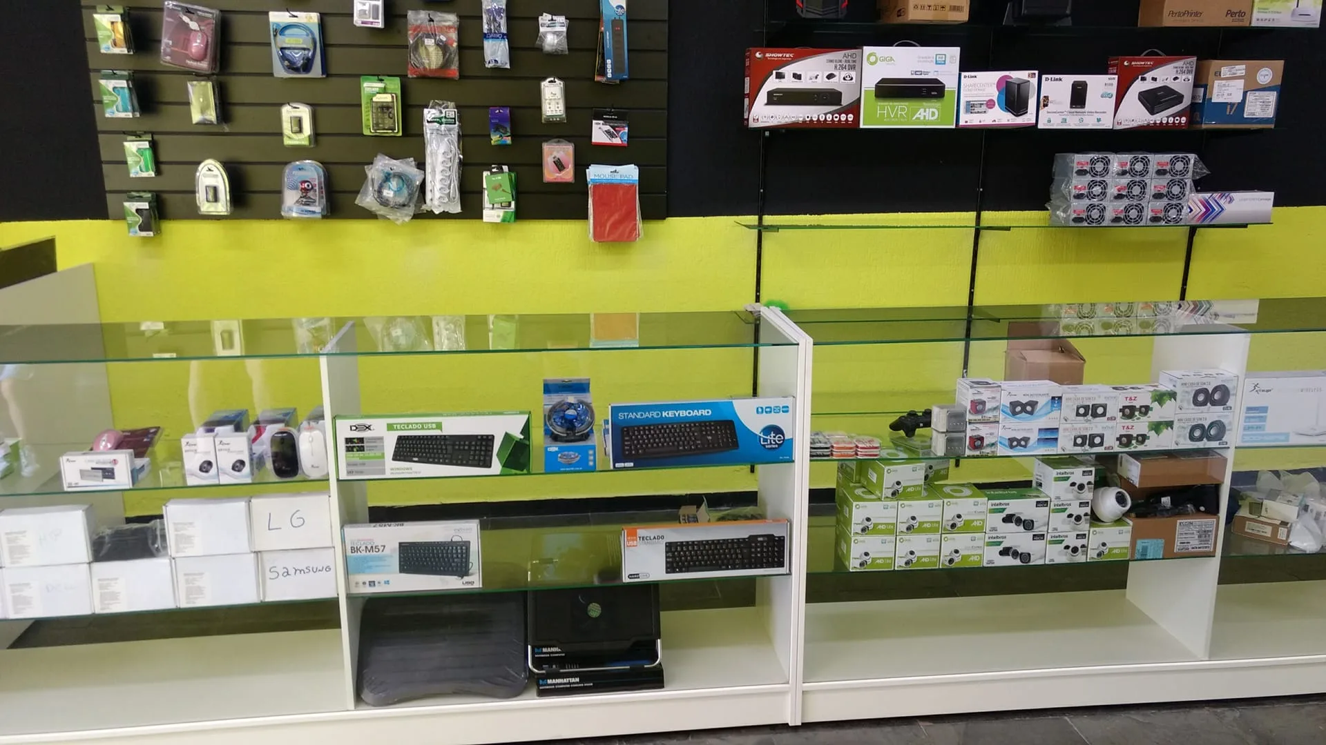 Vitrine com teclados, mouses e periféricos de informática na Vista Informática em Itaquaquecetuba