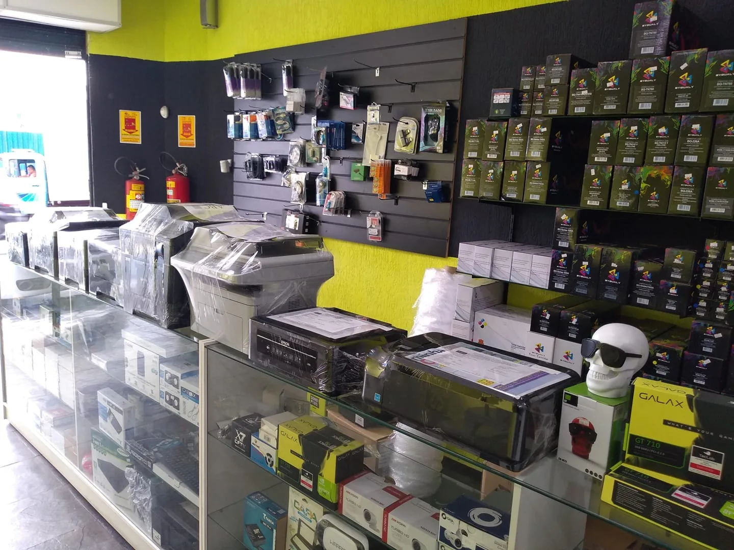 Interior da loja Vista Informática com impressoras multifuncionais e produtos à venda em Itaquaquecetuba